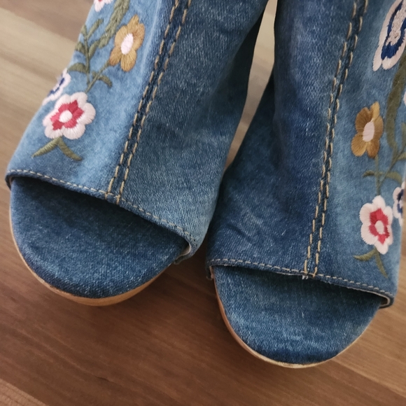 Brand New, Never Worn. Wishbone Embroidered Denim Platform Sandals. - Picture 3 of 15